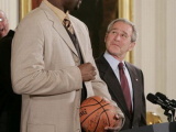 Президент США решил поздравить баскетболистов