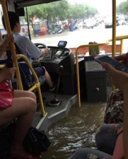 Китайские автобусы возят людей на работу даже во время наводнений