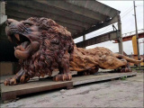 Лев, вырезанный из цельного дерева