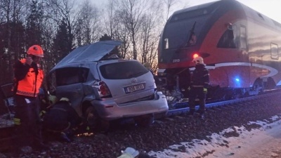 На железнодорожном переезде Сомпа столкнулись поезд и автомобиль: двое погибших 