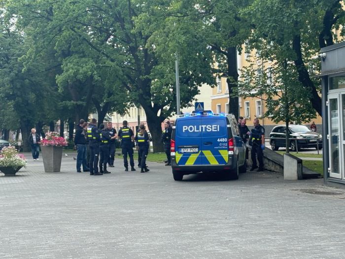 ФОТО | ЧТО ПРОИСХОДИТ? Трезветь пришлось стремительно: в центре Нарвы в разгар дня произошло задержание (дополнено)