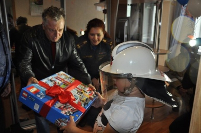 В Петропавловске-Камчатском пожарные поздравили с Днем рождения 7-летнего мальчика Лёню