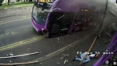 Сбитый автобусом мужчина поднялся и пошел в паб. Видео