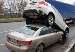 Необычная авария с участием BMW X6 в Риге
