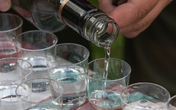 Единственный производитель спирта в Эстонии сокращает производство в два раза и увольняет людей