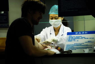 Заболеваемость коронавирусом в КНР продолжает падать, умерли с начала эпидемии 2715 человек 