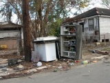 Холодильники на улицах Нового Орлеана, как одно из последствий урагана Катрина