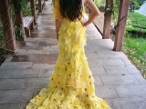Полгода, девушка, бережно собирала 6 000 листьев, чтобы сделать красивое платье 