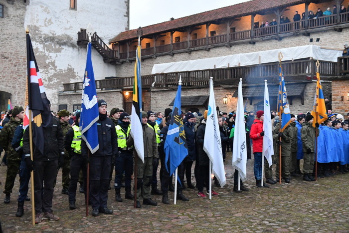 ФОТО: в Нарве около 400 человек встретили 102-ю годовщину независимости ЭР поднятием флага 