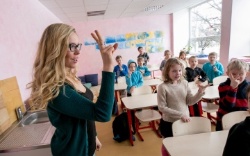 Нарвский профсоюз призвал повысить зарплаты школьным психологам и соцработникам 