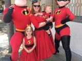 Американская семья посещает Диснейленд каждую неделю в костюмах любимых персонажей