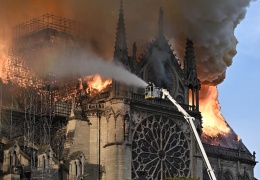 Шпиль и крыша рухнули: огонь уничтожил Собор Парижской Богоматери