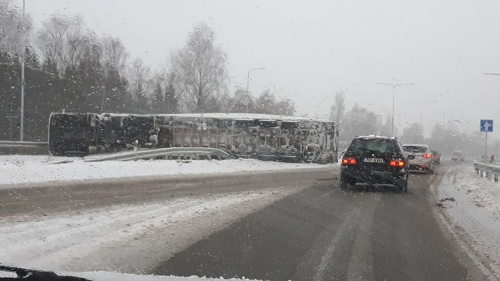 снег и метель стали причиной множества аварий на дорогах Эстонии 
