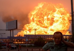 На нефтезаводе в Китае прогремели взрывы и начался пожар