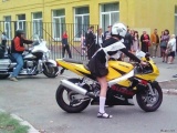 Челябинская школьница приехала на школьную линейку на байке