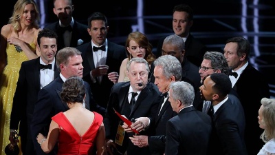 "Оскар 2017": на церемонии ошибочно почтили память живого продюсера
