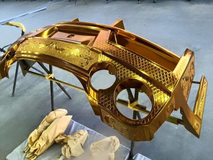 Резной Nissan GT-R в золотых доспехах