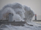 Мощный шторм «Элеонора» обрушился на Великобританию
