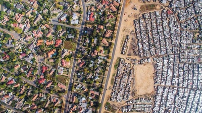 Линии, разделяющие богатые и бедные районы Кейптауна