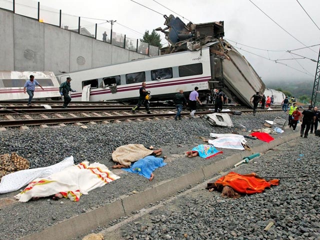 Обнародованы ВИДЕО крушения поезда в Испании, где погибли 78 человек, и переговоры машиниста