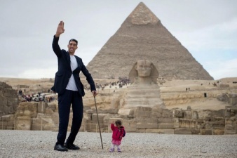 В Каире произошла встреча самого высокого мужчины и самой маленькой женщины
