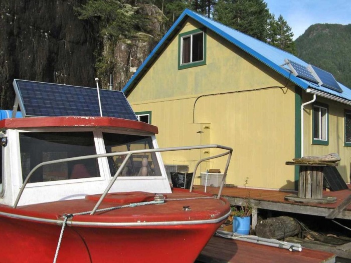 Плавучий дом площадью 63 кв. метра на озере в Канаде