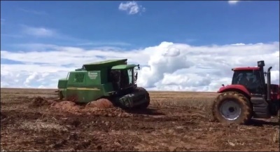 Как трактористы тащили из грязи комбайн