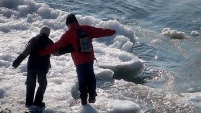 Спасатели предупреждают, что образовавшийся на водоемах лед опасен 