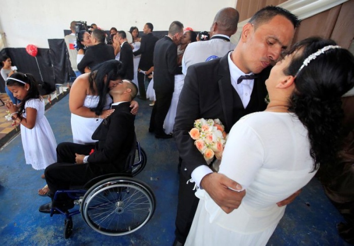В тюрьме Колумбии состоялась массовая свадьба