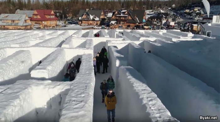 В Польше открылся самый большой в мире снежный лабиринт