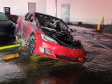  Электрокар Tesla Model S сгорел прямо на парковке сервисного центра