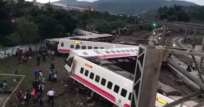 Поезд сошел с рельсов на Тайване, число раненых превысило 150 человек  