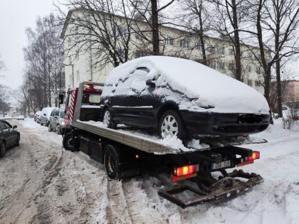 Автовладельцев просят своевременно убирать машины, мешающие расчистке снега