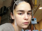 Фотографии Эмилии Кларк в больничной палате после инсульта