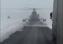 Военный вертолет приземлился на шоссе спросить дорогу