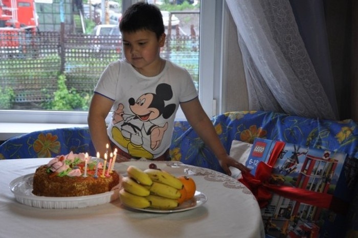 В Петропавловске-Камчатском пожарные поздравили с Днем рождения 7-летнего мальчика Лёню