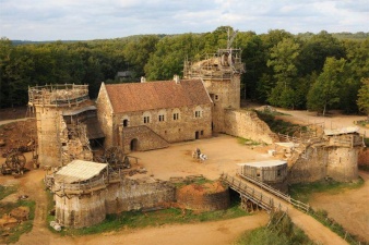 Французы 20 лет строят средневековый замок по средневековым технологиям