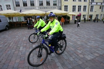 Часть полицейских Эстонии на лето пересядет на велосипеды