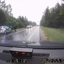 Разогнавшийся почти до 170 км/ч мотоциклист упал, увидев полицию