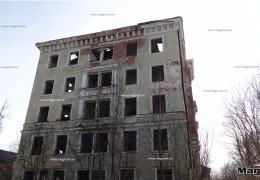 Собственник разваливающегося здания в центре Нарвы предложил горуправе его купить 