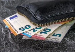 Профсоюзам окончательно отказали в повышении минимальной зарплаты до 700 евро с 1 июля