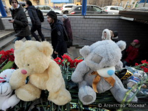 Жители столицы организовали у метро "Октябрьское поле" мемориал в память об убитой девочке