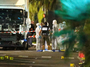 Во время теракта в Ницце мотоциклист попытался на ходу открыть дверь двигавшегося в толпу грузовика