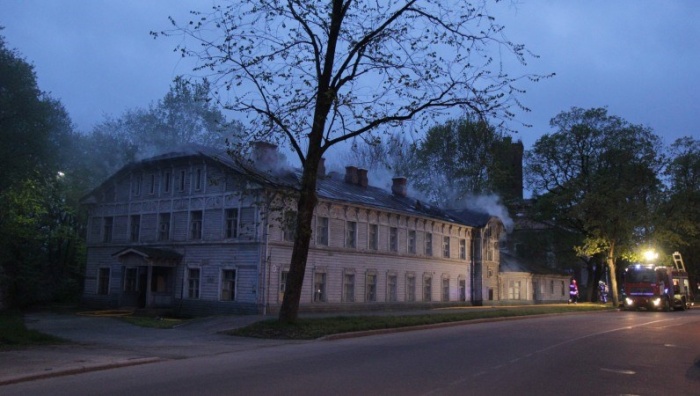 ФОТО: в Нарве сгорело историческое здание в районе Кренгольма