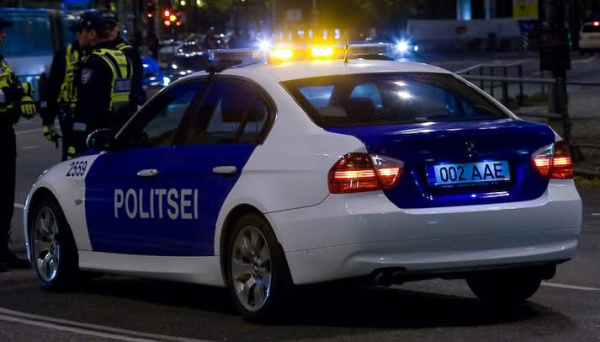 В столкновении двух автомобилей в Нарве пострадали два человека, полиция ищет свидетелей 