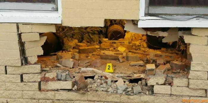 Водитель пробил стену дома, в котором обнаружился куст конопли, выращенный гидропоникой 