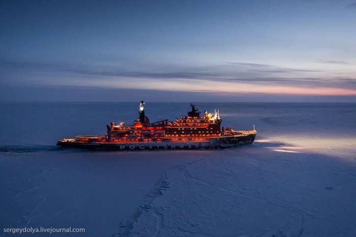Уникальные фотографии ледокола с воздуха на Полюсе в условиях полярной ночи