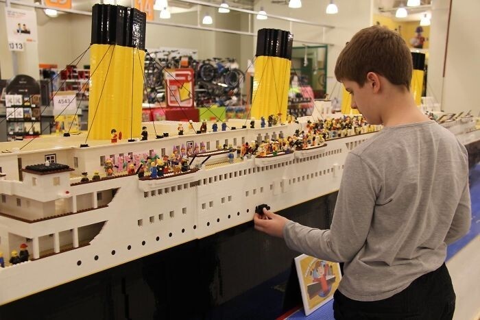 Мальчик-аутист собрал гигантскую ЛЕГО-копию "Титаника"