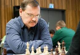 Известный шахматист Яан Эльвест провел в Нарве сеанс одновременной игры на двадцати досках 