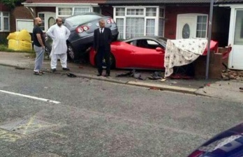 Мужик раскошелился на аренду Ferrari для свадьбы и разбил ее о жилой дом